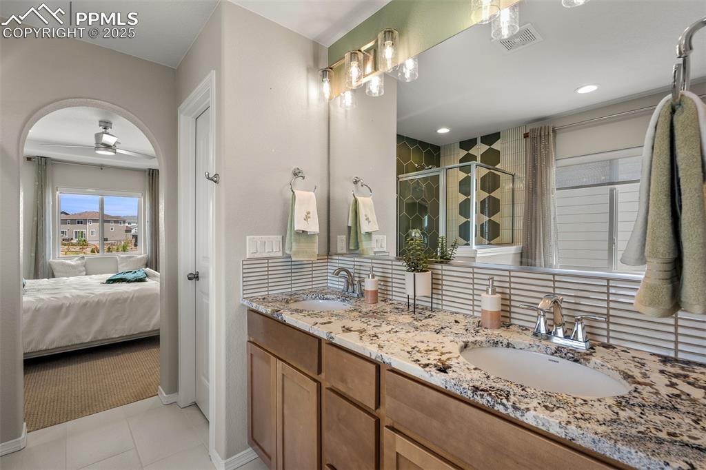 Image 12 of 24: Bathroom