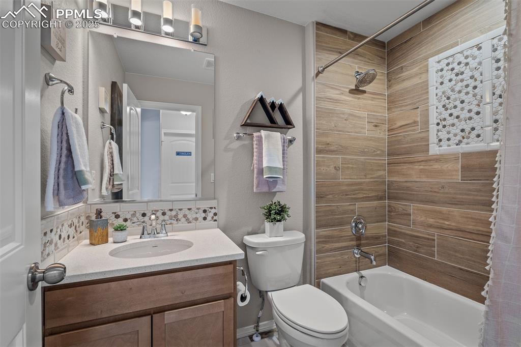 Image 16 of 24: Bathroom