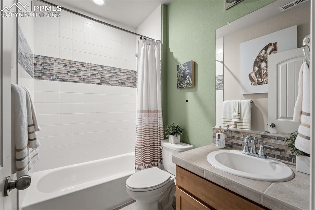 Image 21 of 24: Bathroom