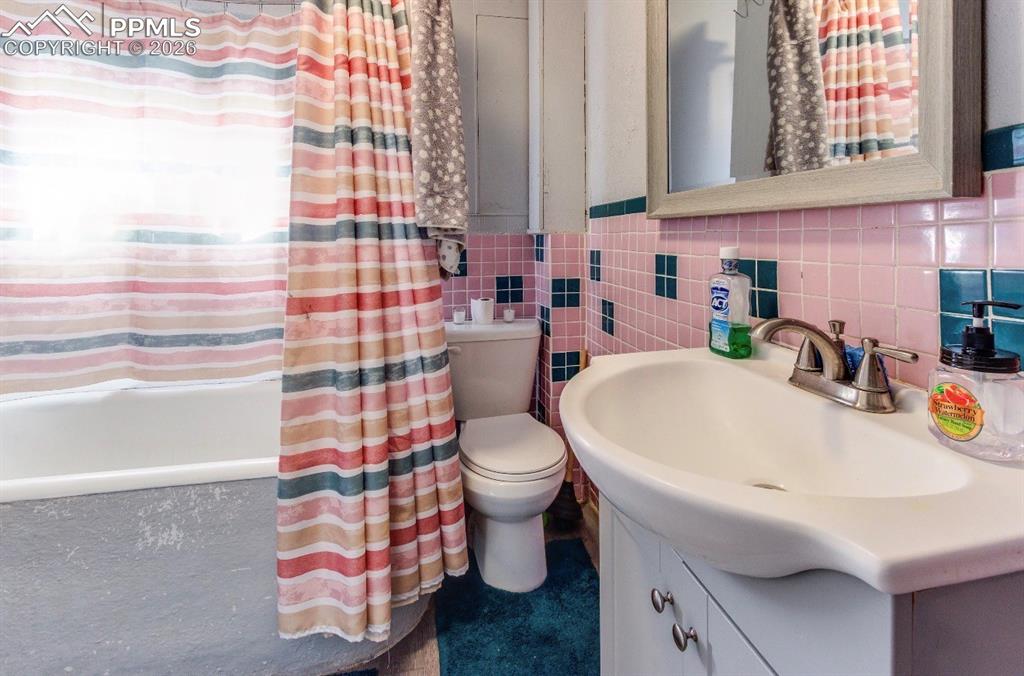 Image 13 of 23: Bathroom