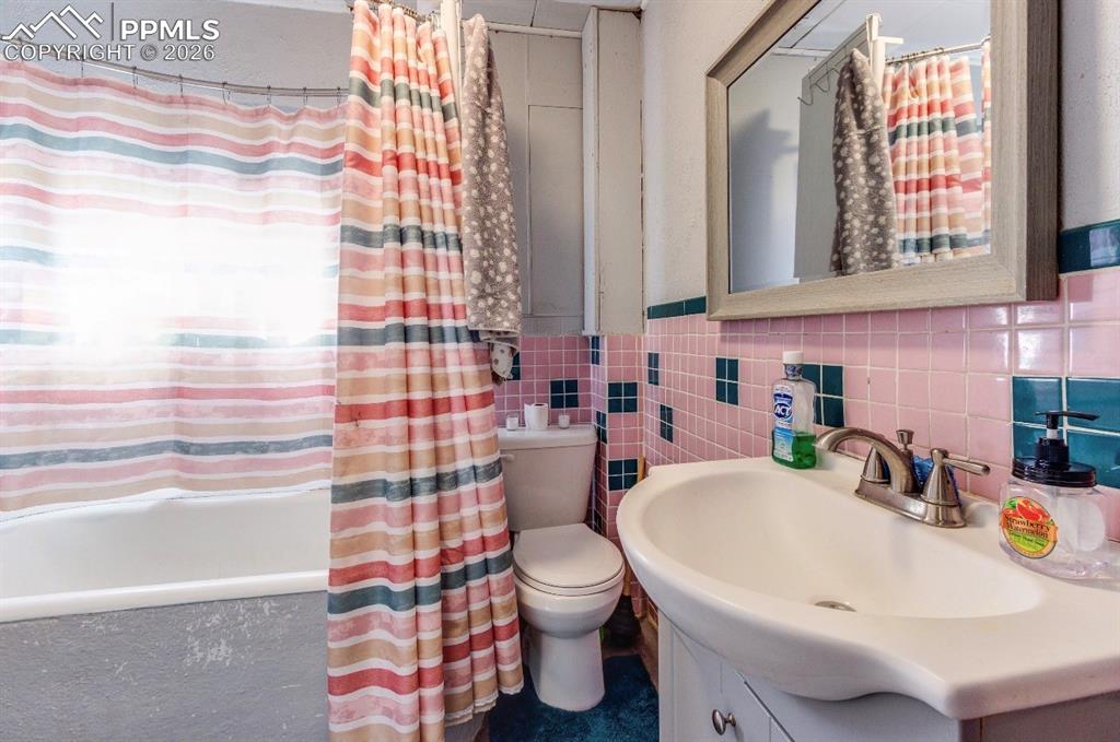 Image 14 of 23: Bathroom