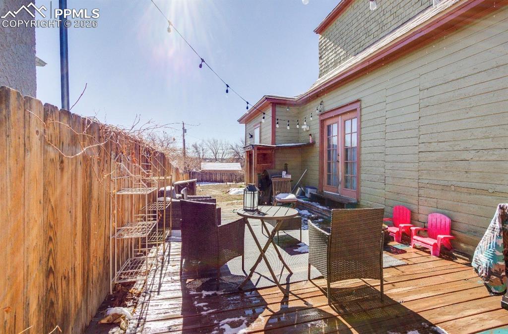 Image 19 of 23: Deck