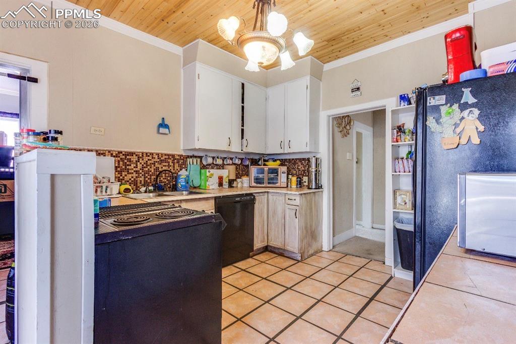 Image 8 of 23: Kitchen