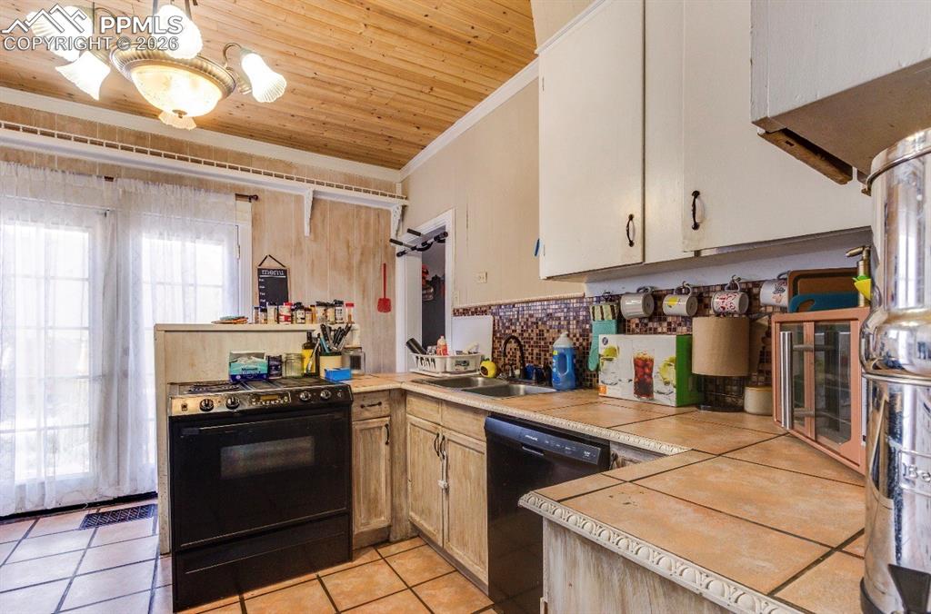 Image 9 of 23: Kitchen