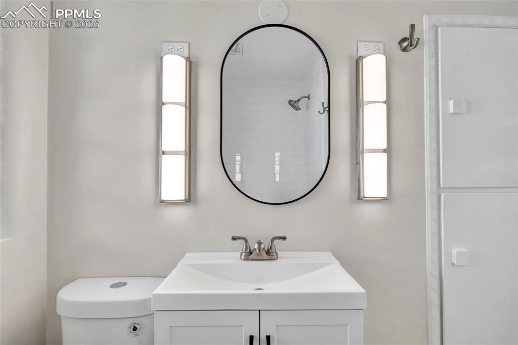 Image 11 of 33: Bathroom