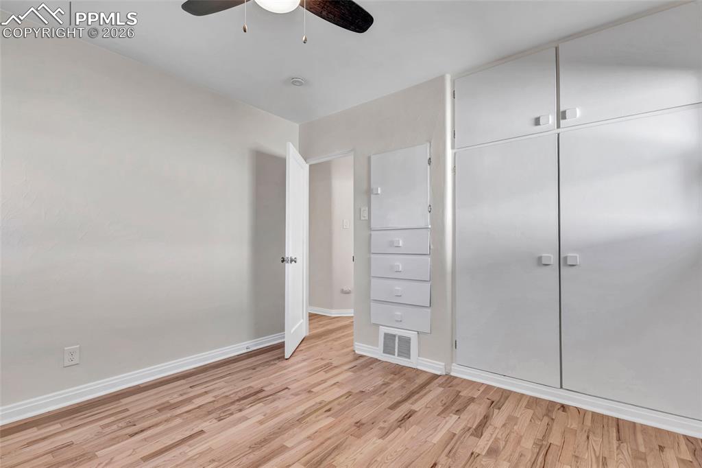 Image 16 of 33: Bedroom