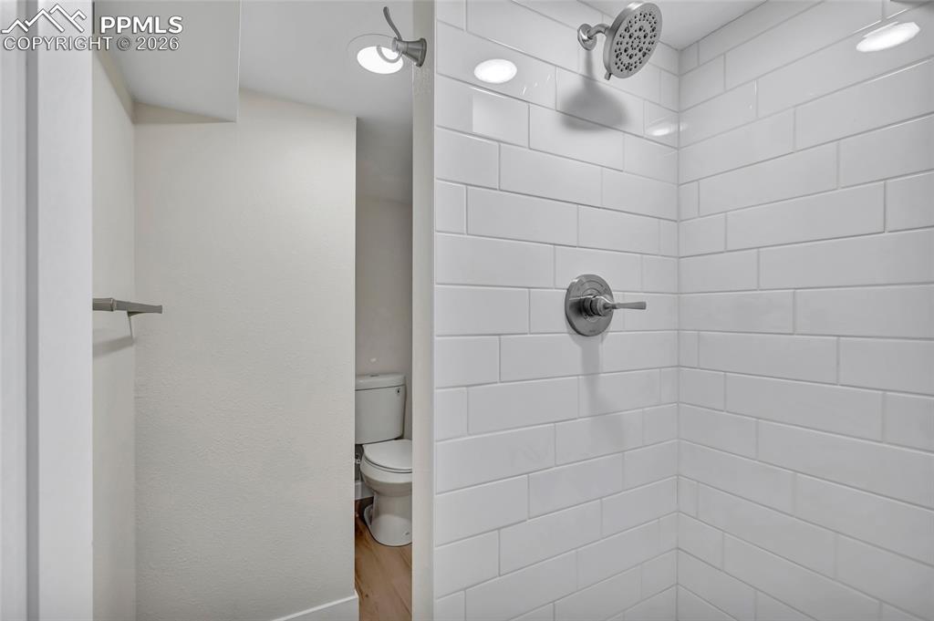 Image 17 of 33: Bathroom