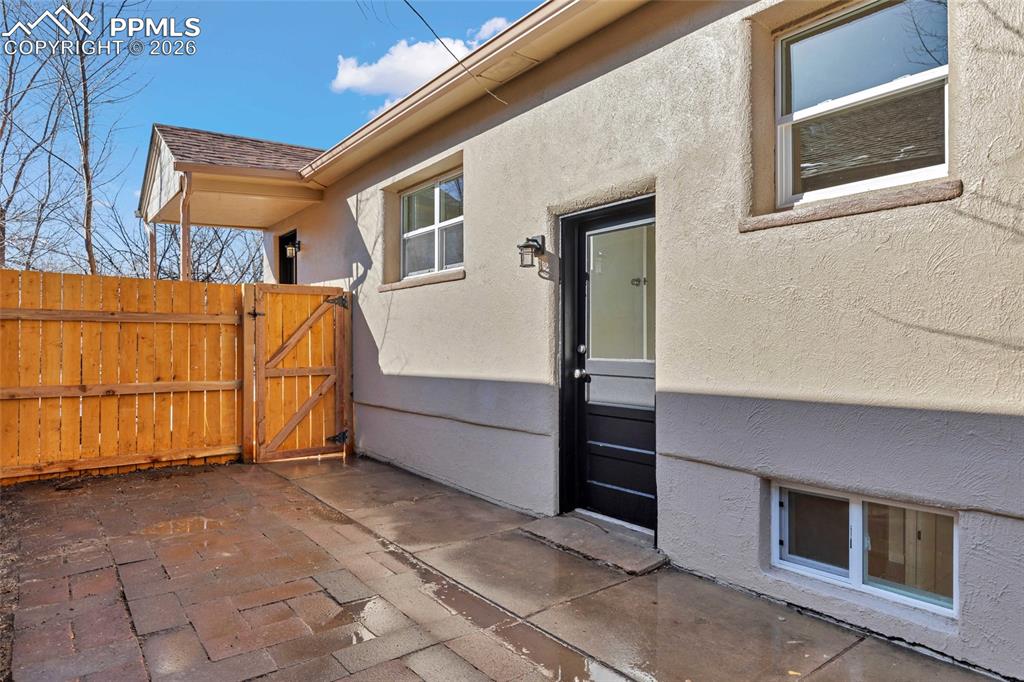 Image 23 of 33: Entry