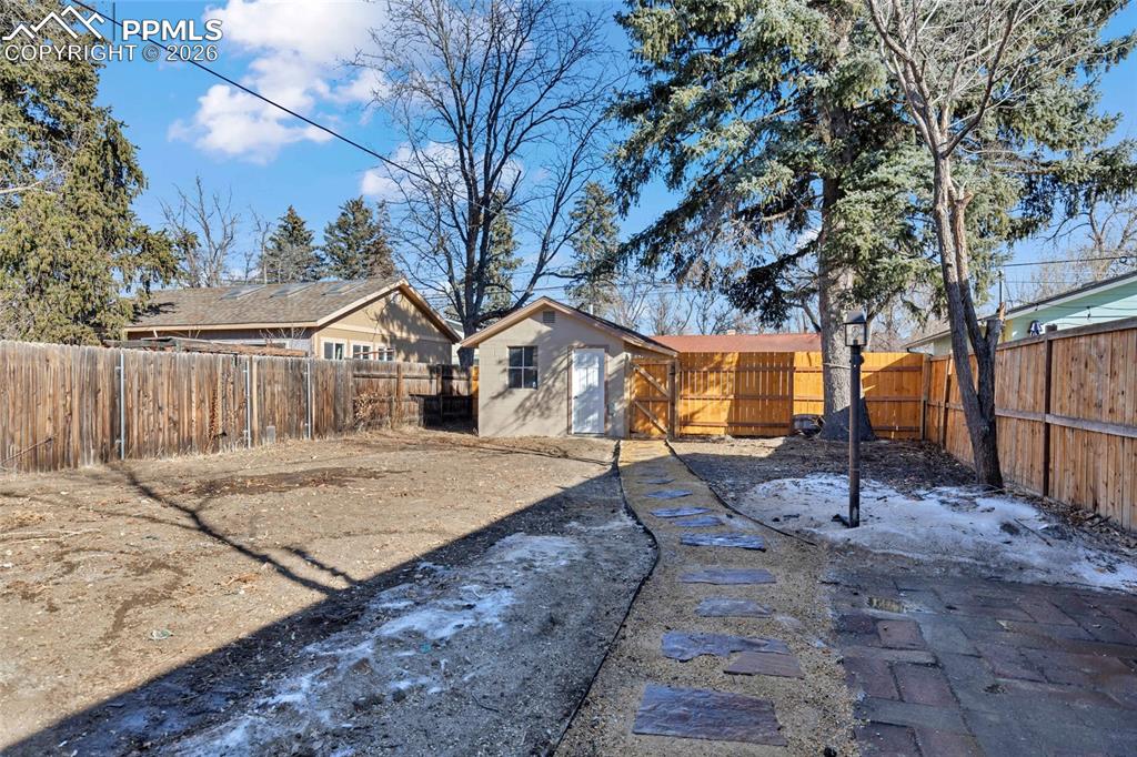 Image 25 of 33: Yard