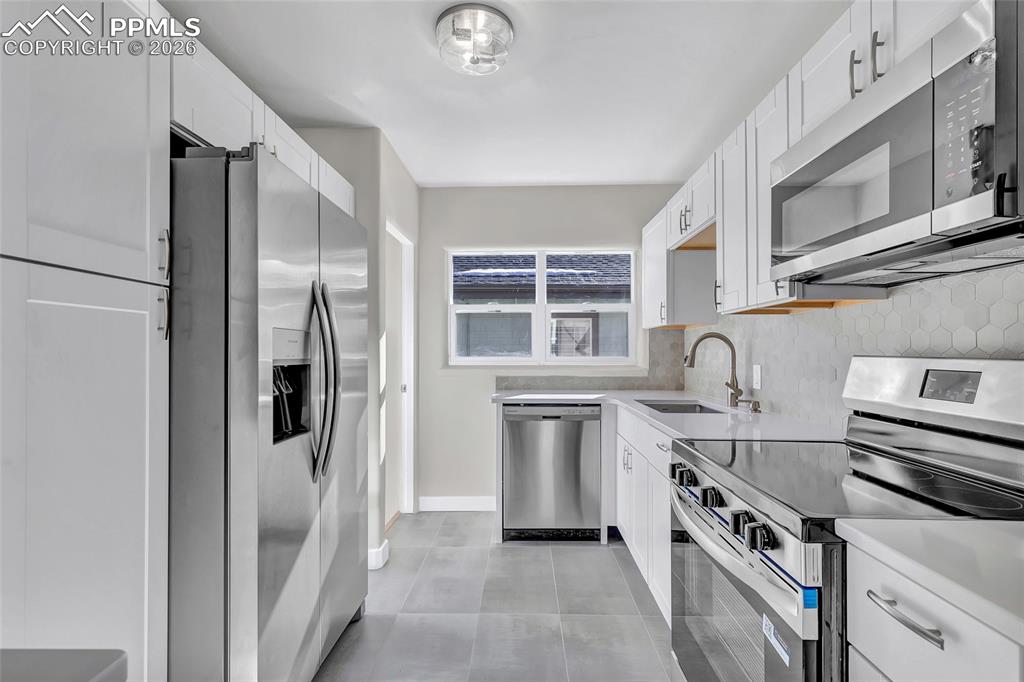 Image 4 of 33: Kitchen