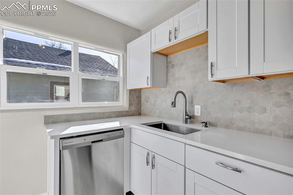 Image 5 of 33: Kitchen