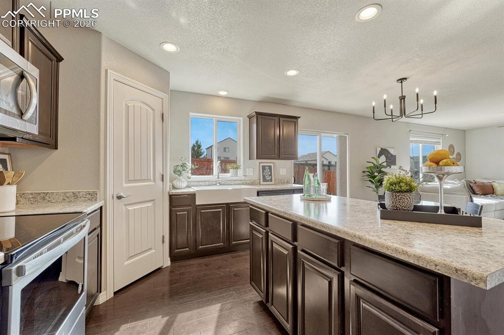 Image 11 of 31: Kitchen