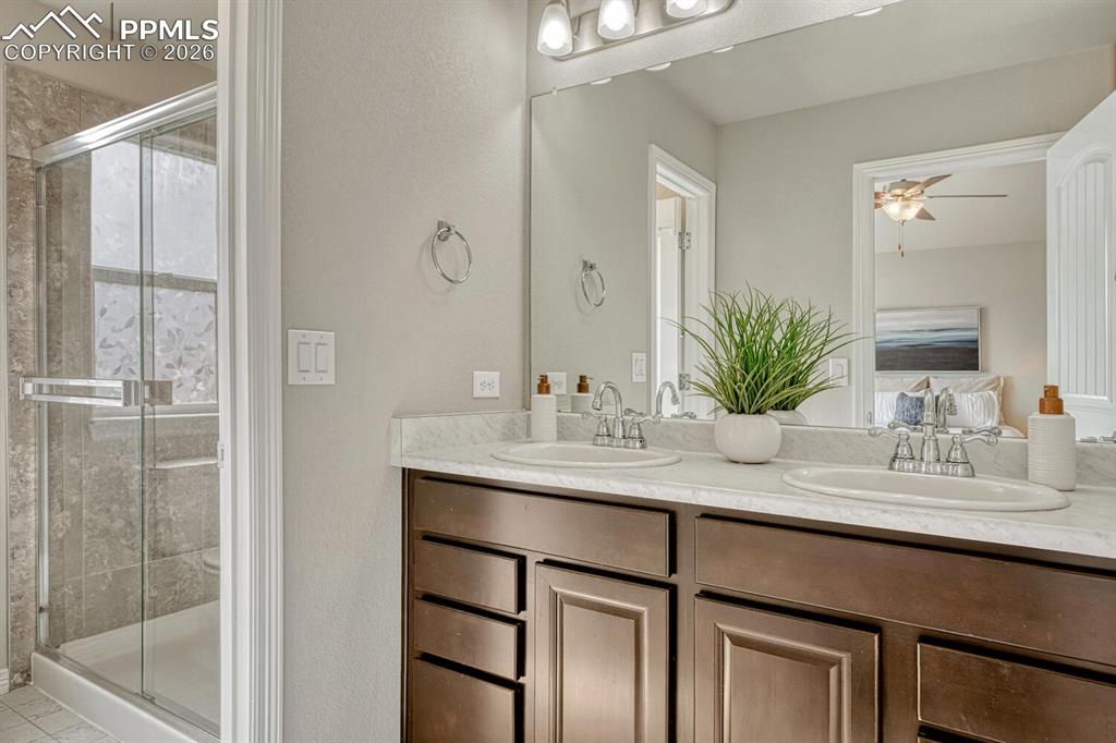 Image 19 of 31: Bathroom