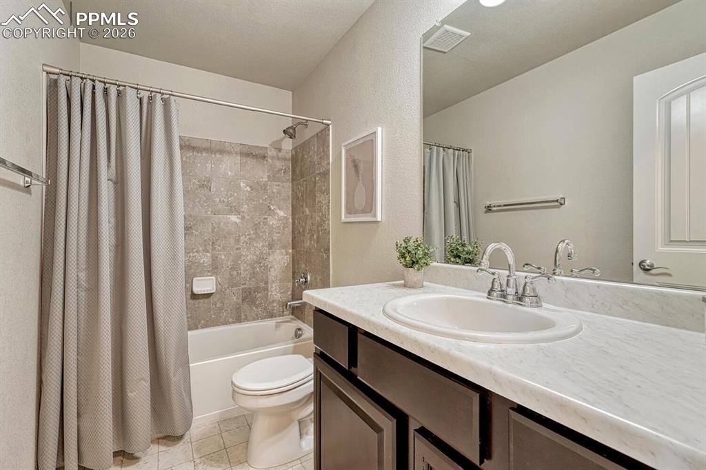 Image 22 of 31: Bathroom