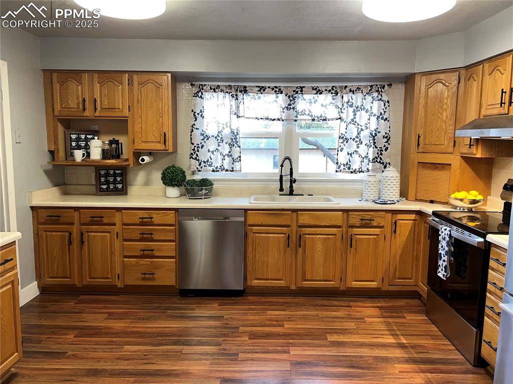 Image 14 of 43: Kitchen