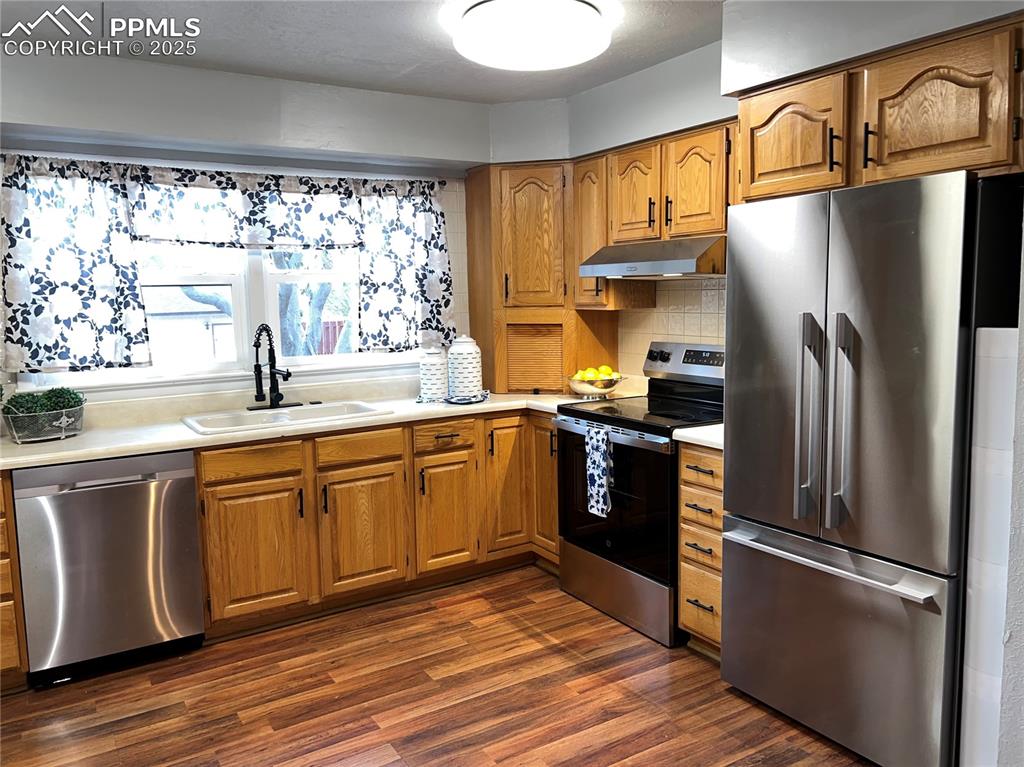 Image 16 of 43: Kitchen