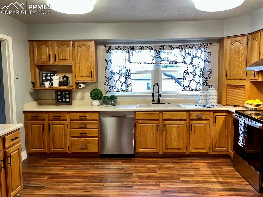 Image 17 of 43: Kitchen