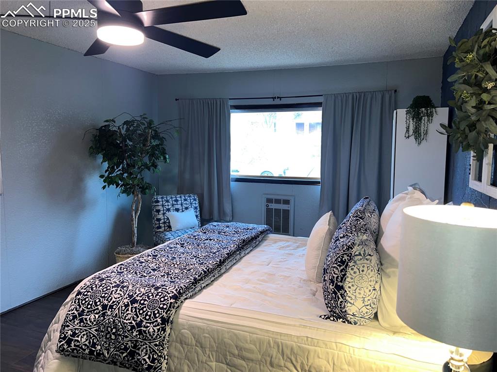 Image 22 of 43: Bedroom