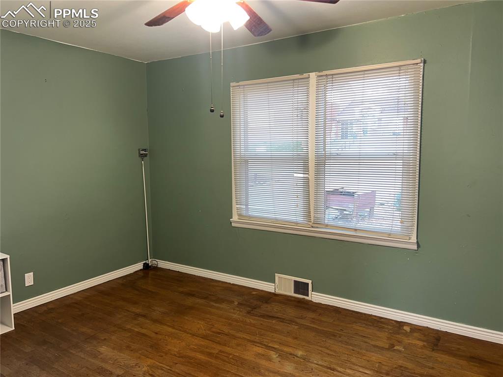 Image 23 of 43: Bedroom