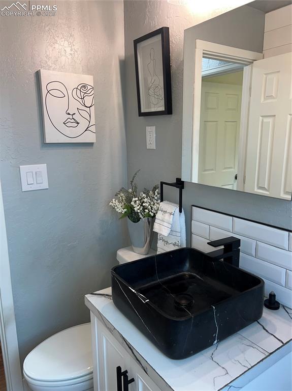 Image 28 of 43: Bathroom