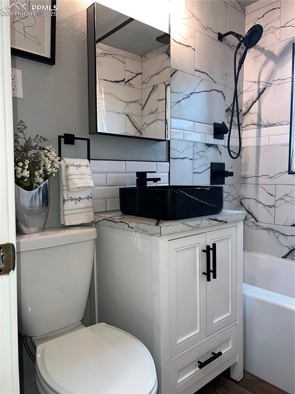 Image 29 of 43: Bathroom