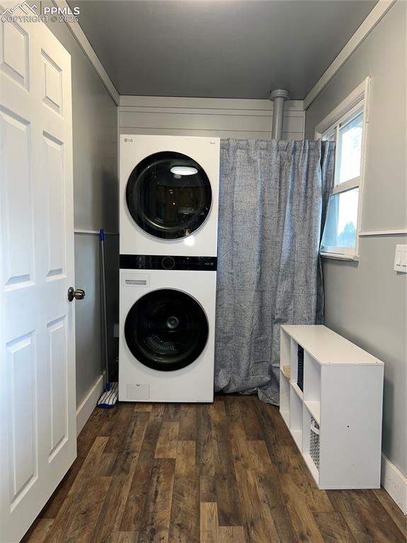 Image 30 of 43: This mud room leads to the back yard