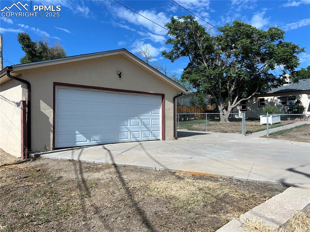 Image 33 of 43: Garage