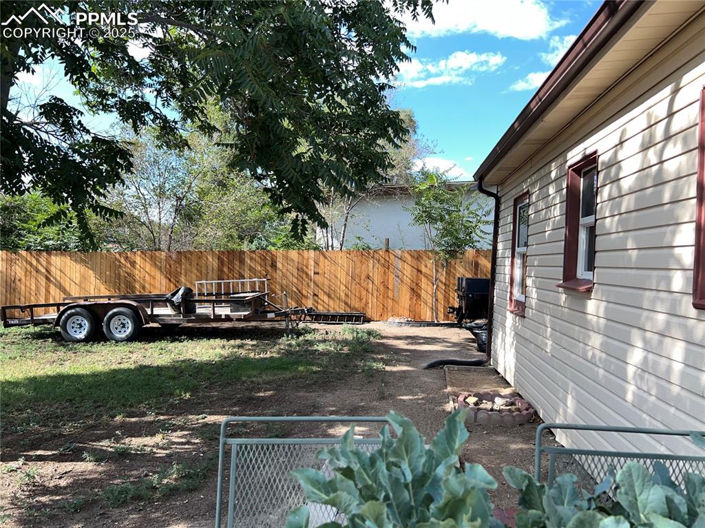 Image 39 of 43: Yard