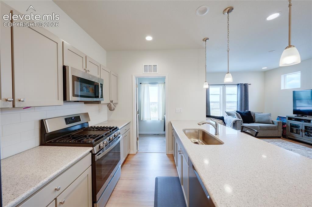 Image 13 of 21: Kitchen
