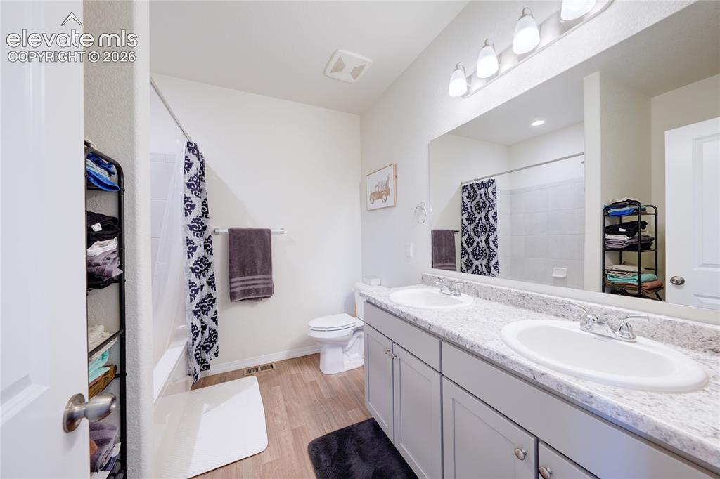 Image 16 of 21: Bathroom
