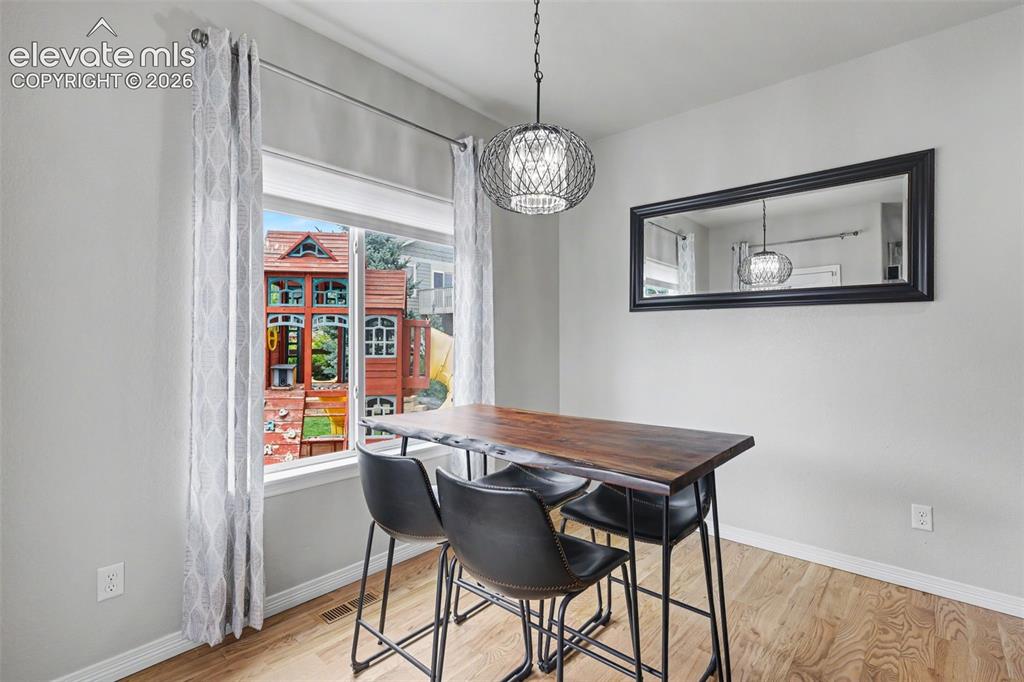 Image 14 of 42: Dining Area