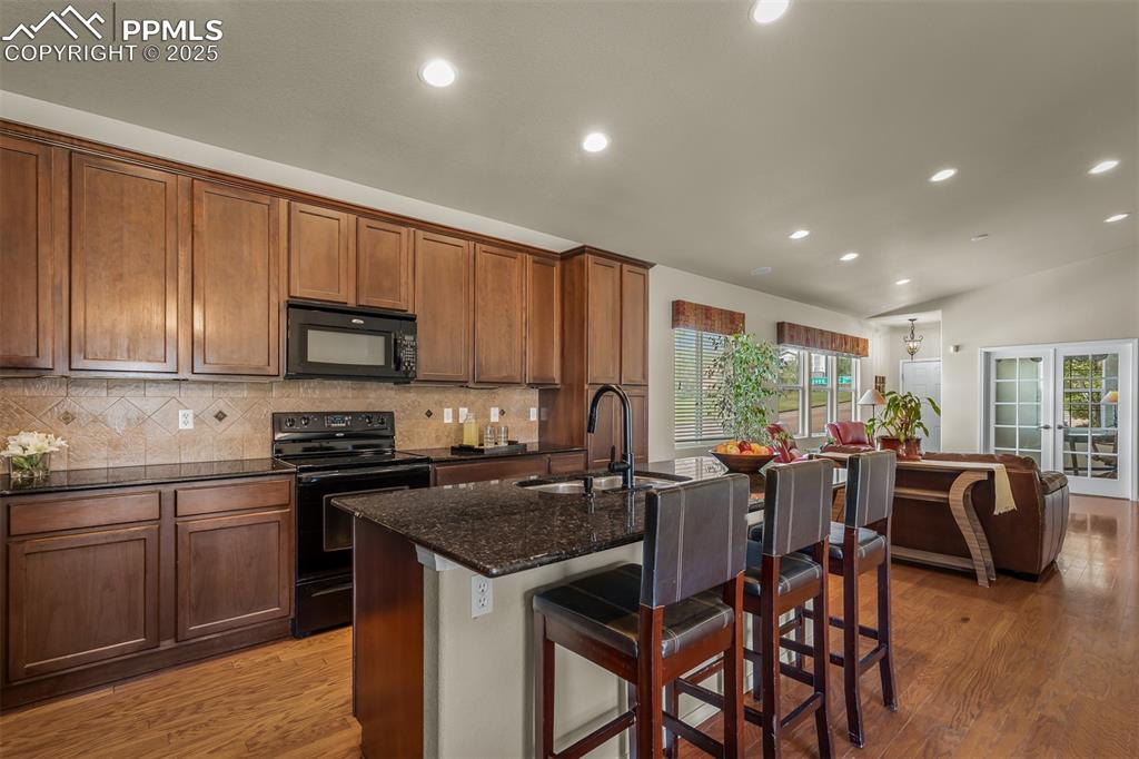 Image 10 of 50: Kitchen