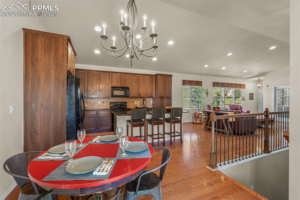 Image 16 of 50: Dining Area