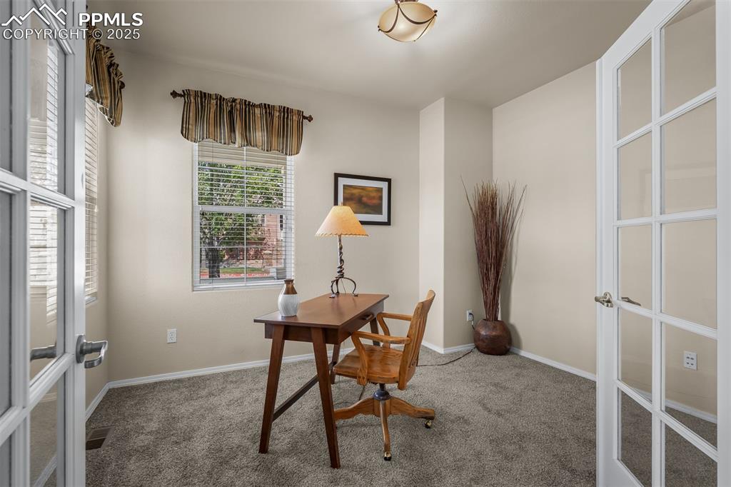 Image 18 of 50: Office