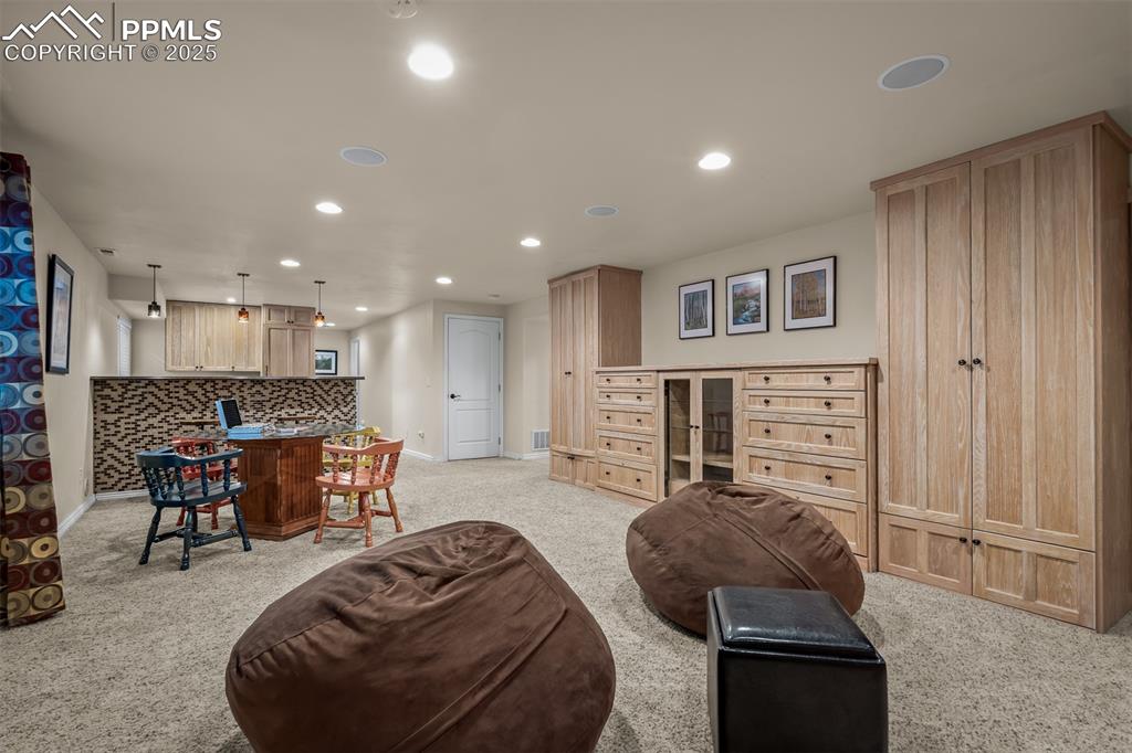 Image 33 of 50: Living Room