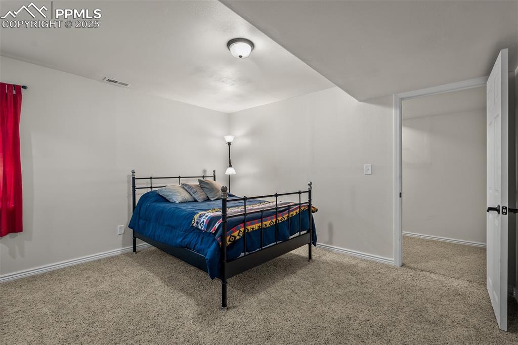 Image 39 of 50: Bedroom