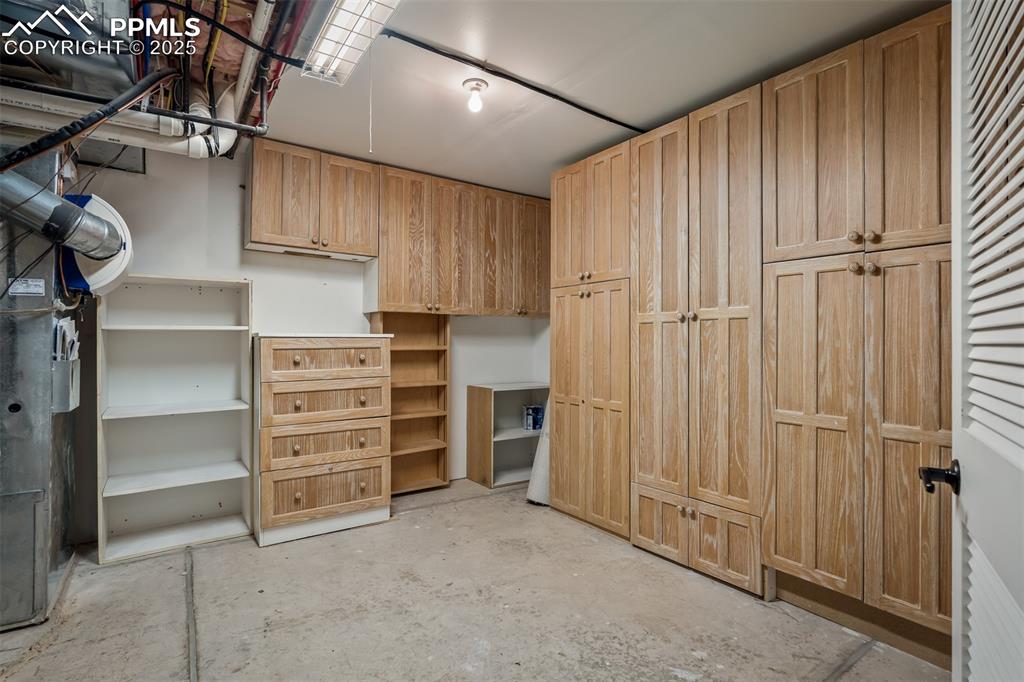 Image 41 of 50: Closet