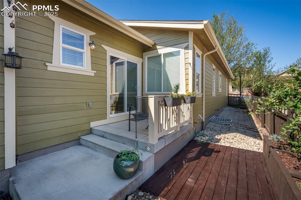 Image 43 of 50: Deck