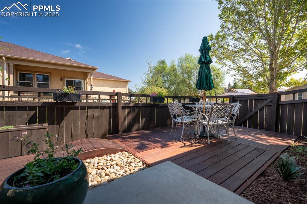 Image 45 of 50: Deck