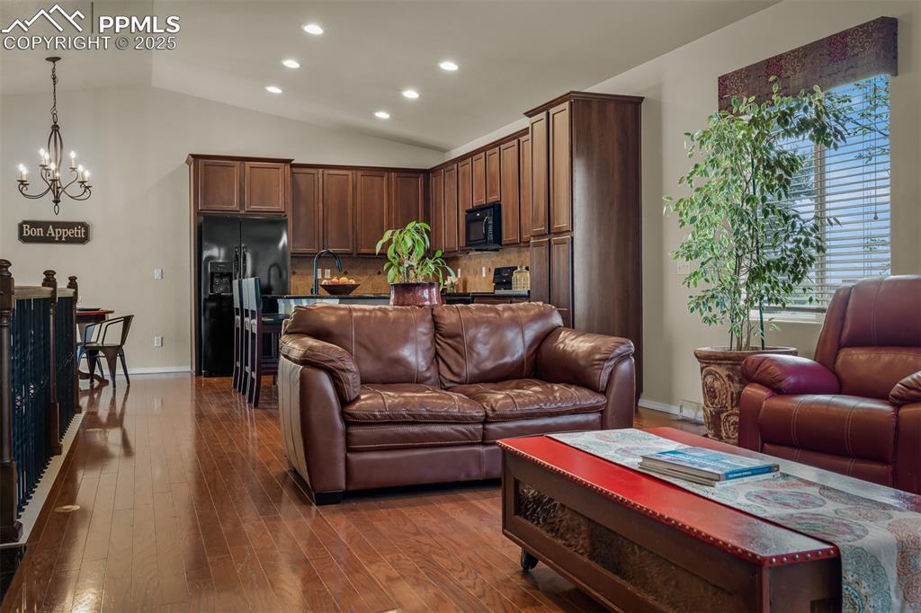 Image 5 of 50: Living Room