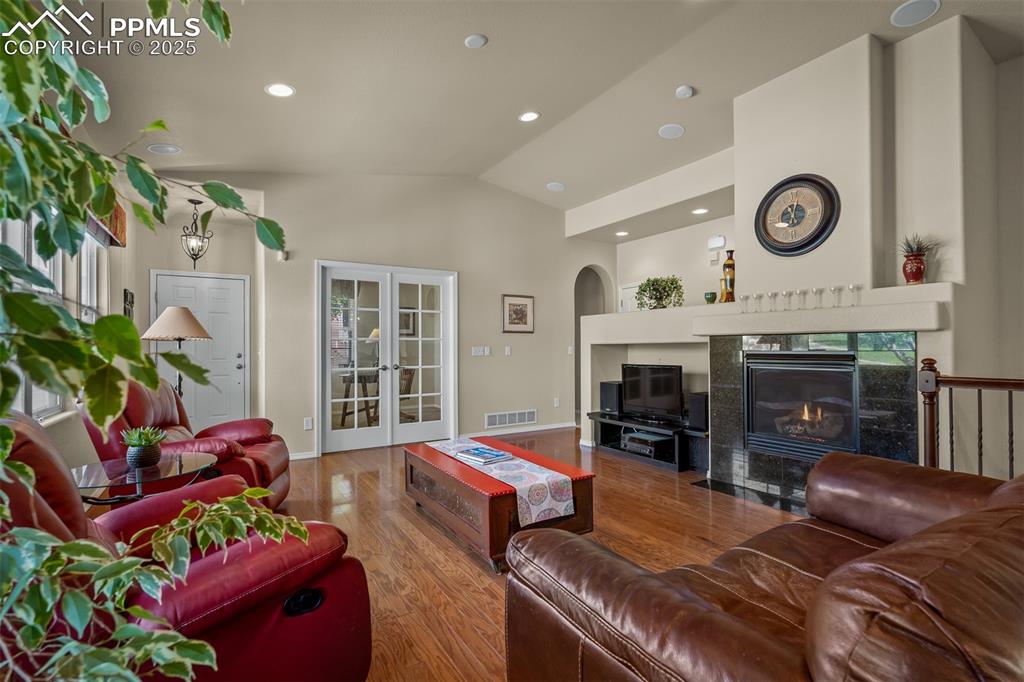 Image 6 of 50: Living Room