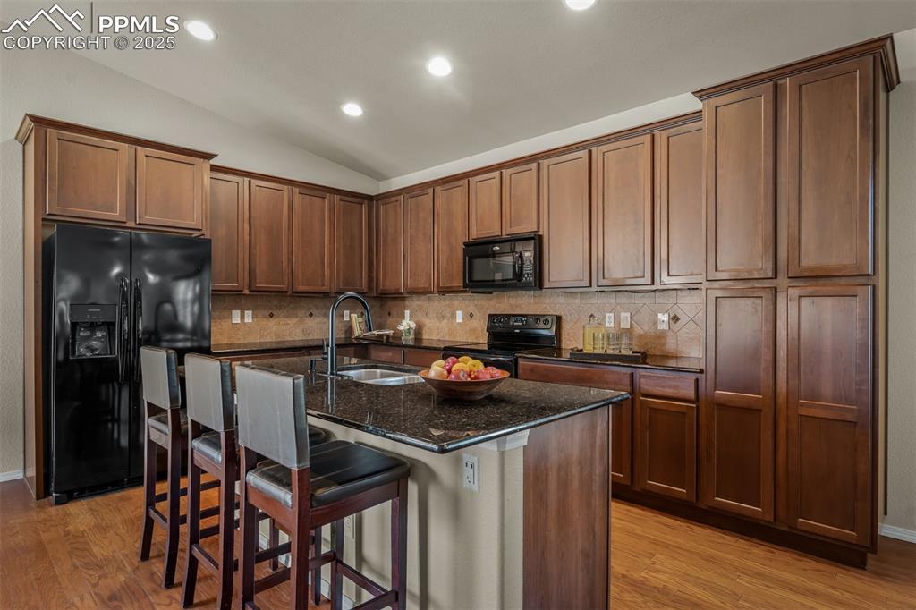 Image 7 of 50: Kitchen