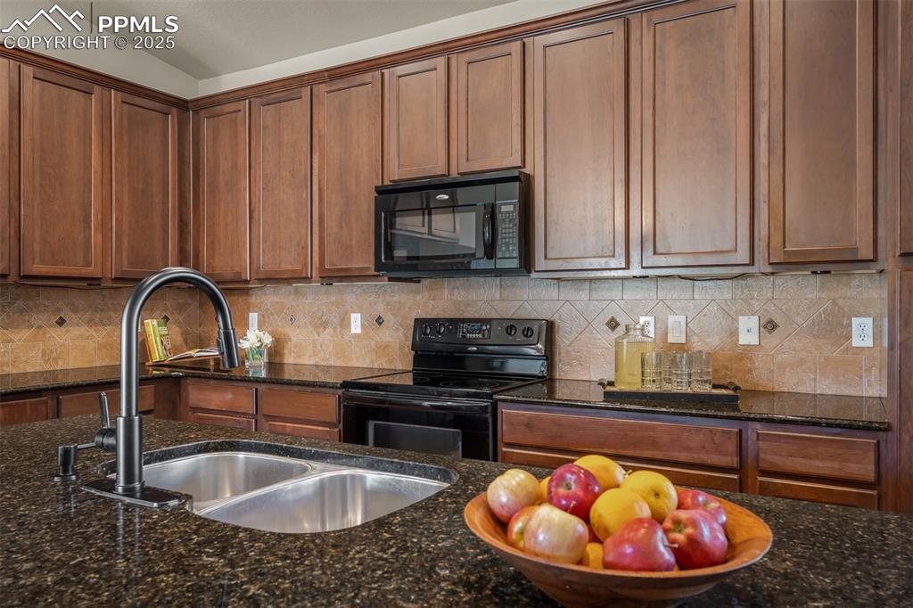 Image 8 of 50: Kitchen