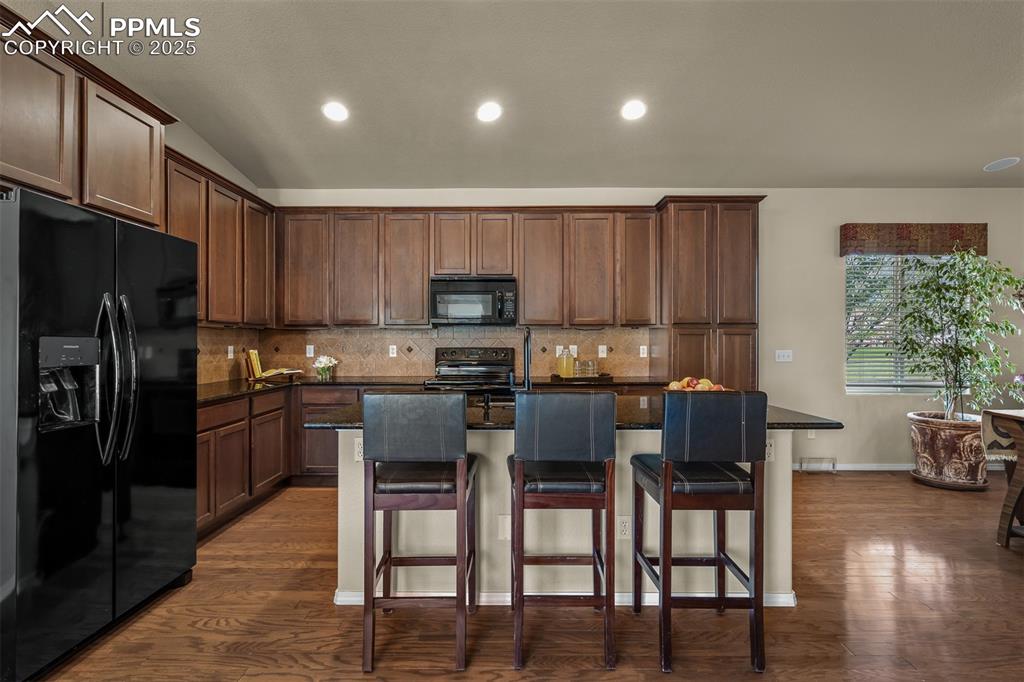 Image 9 of 50: Kitchen