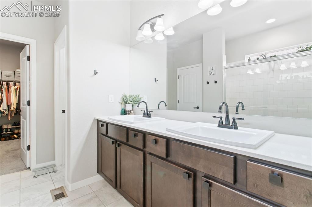 Image 15 of 30: Bathroom