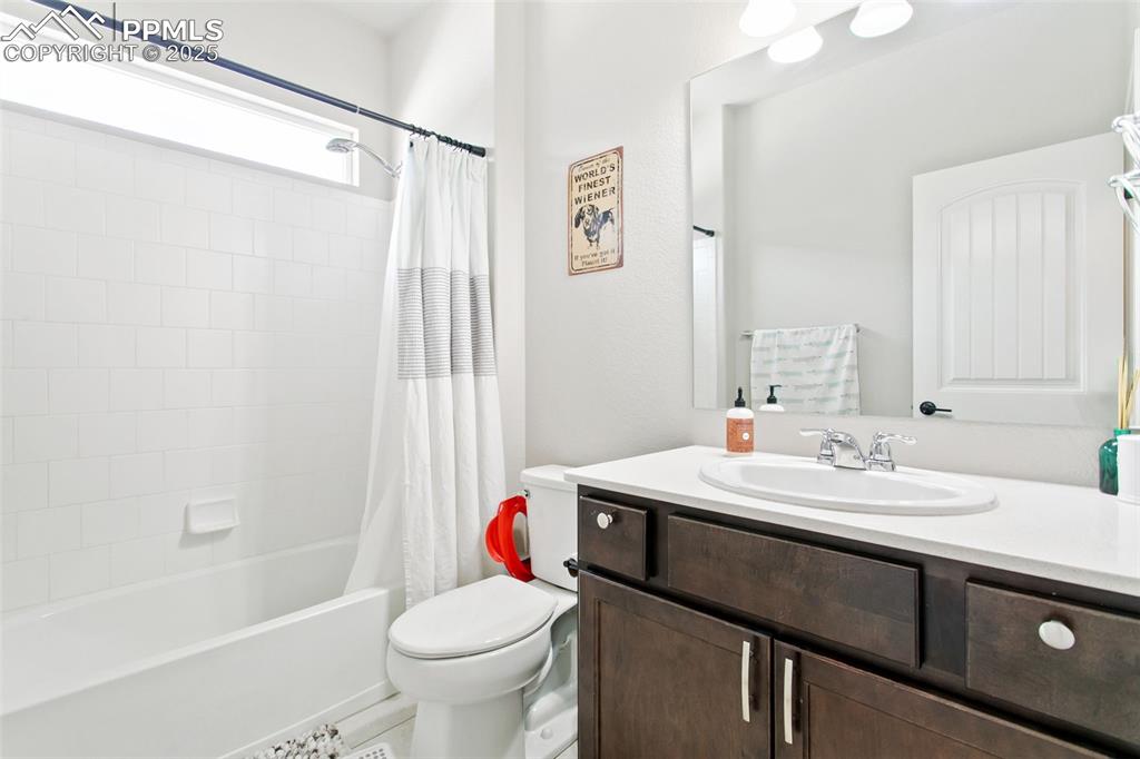 Image 17 of 30: Bathroom