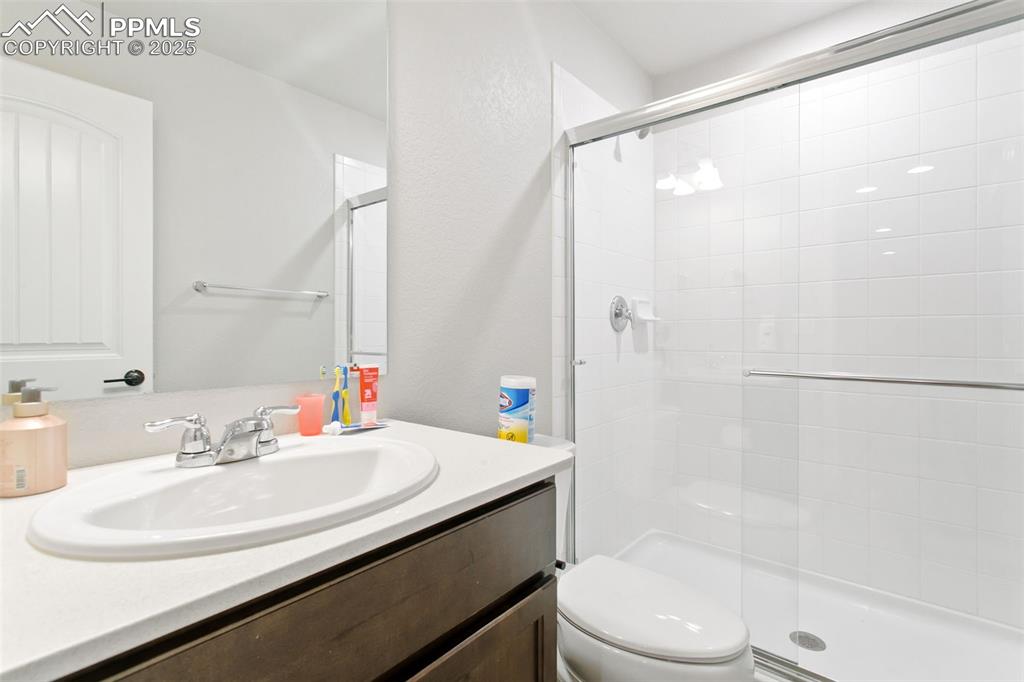 Image 25 of 30: Bathroom