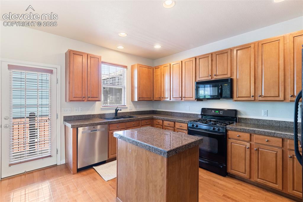 Image 10 of 34: Kitchen