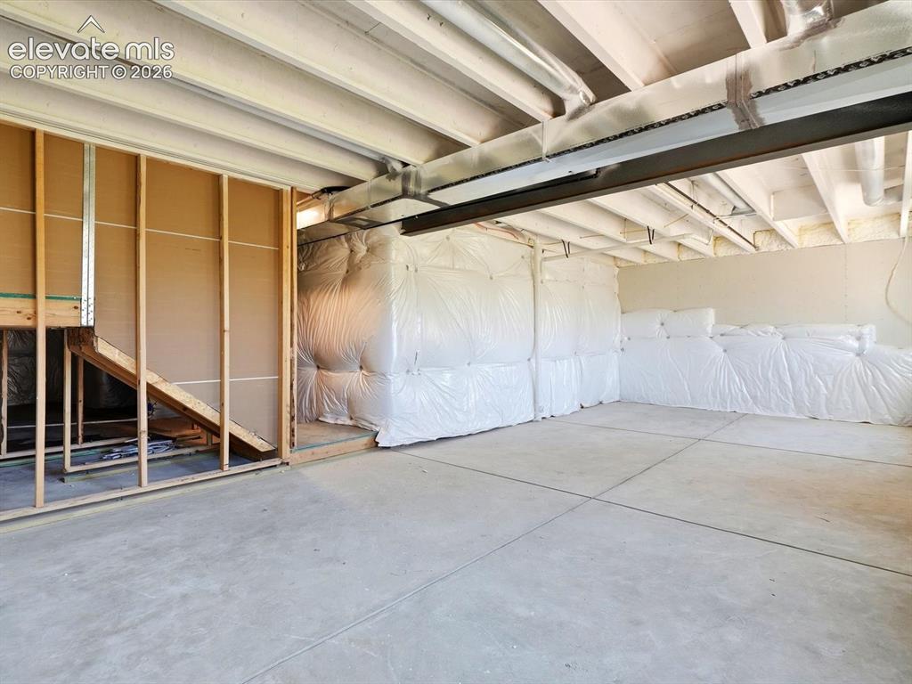 Image 16 of 29: Garage