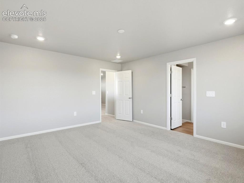 Image 19 of 29: Bedroom